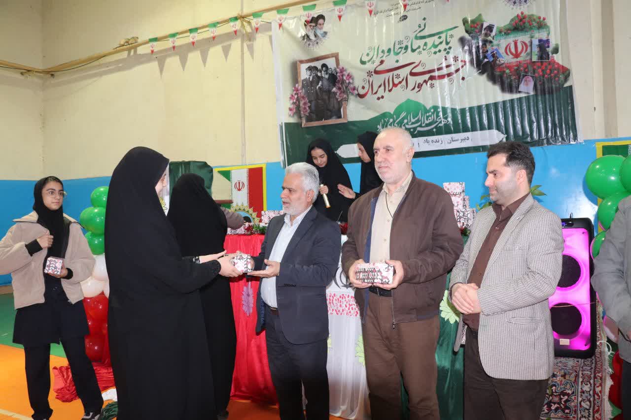 جشن انقلاب با همت مدیر و مربیان دبیرستان مرحومان شفیع زاده ها برگزار شد